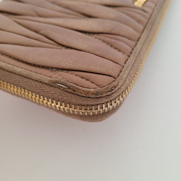 Miu Miu Wallet Matelasse Beige Large Accordion Card Holder Logo Leather Zip - Picture 8 of 10